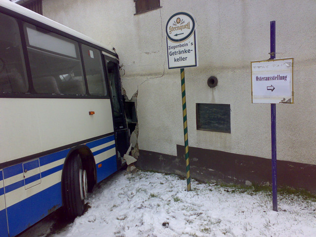 Schulbus in einer Hauswand Schulbus in einer Hauswand