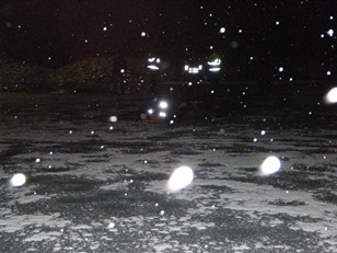 Die Eisdicke von ca 3-4 cm lässt die Retter ebenso immer wieder einbrechen.