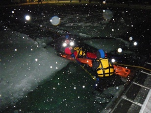Sandy als Opfer wird auf dem Rettungsbrett gesichert.