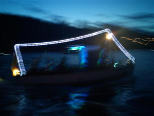 bunt beleuchtete Boote