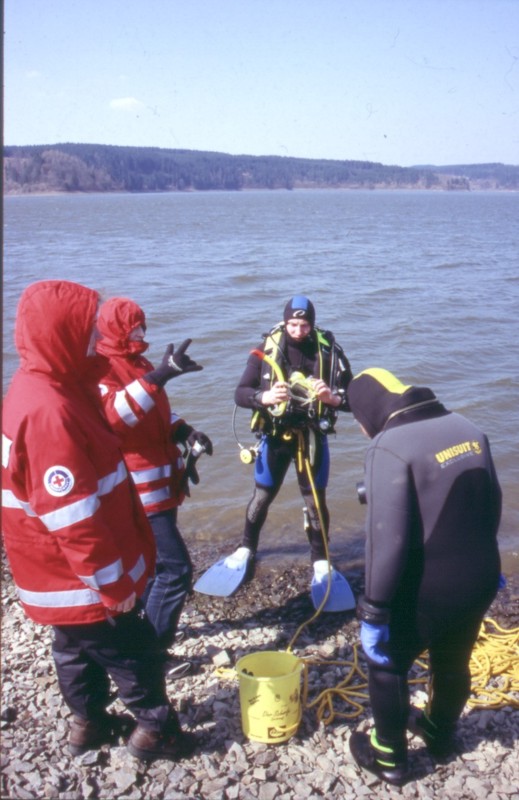 Rettungstaucher & Signalmänner am Ufer