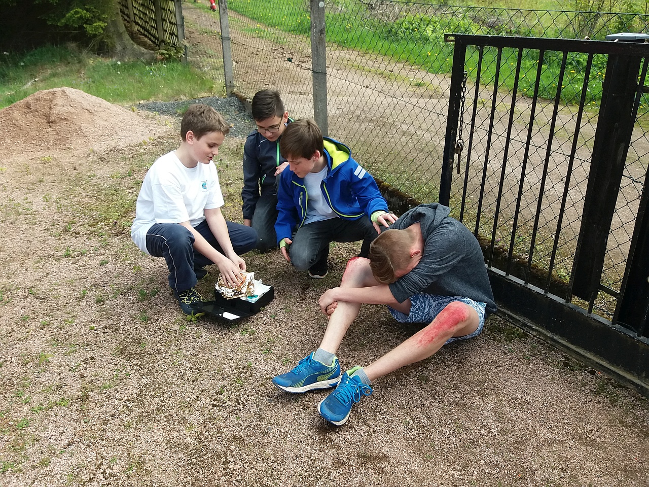 Erste Hilfe Übungen durch die Kinder