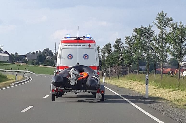 Anfahrt des Einsatzfahrzeuges mit Boot nach Weira