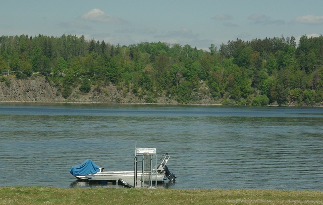 Surfwiese mit Steg des Rettungsbootes