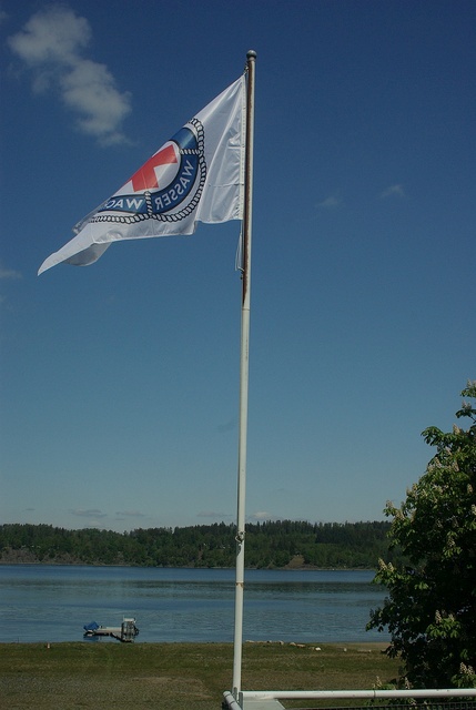 Dienstflagge vor dem Strand in Saalburg