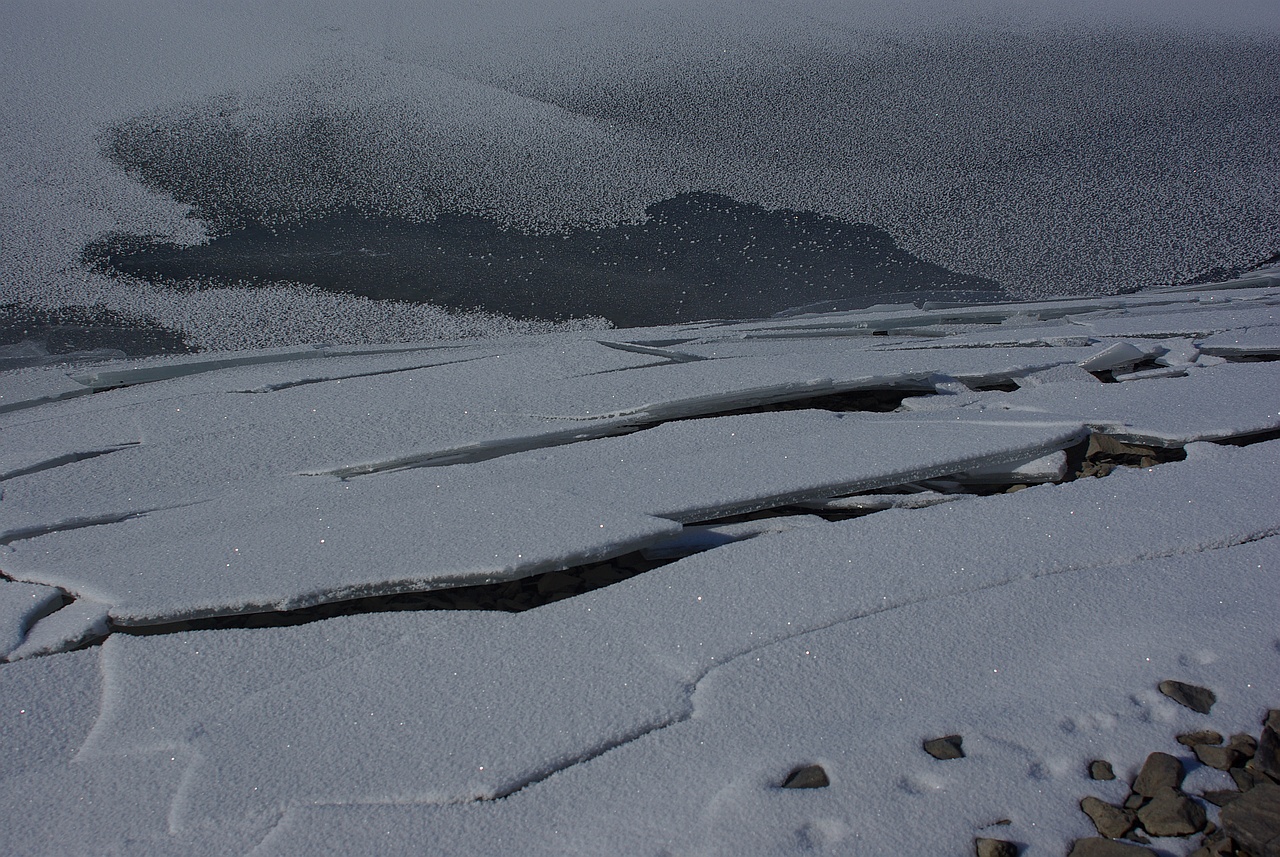 gebrochene Eisschollen am Bleilochstausee