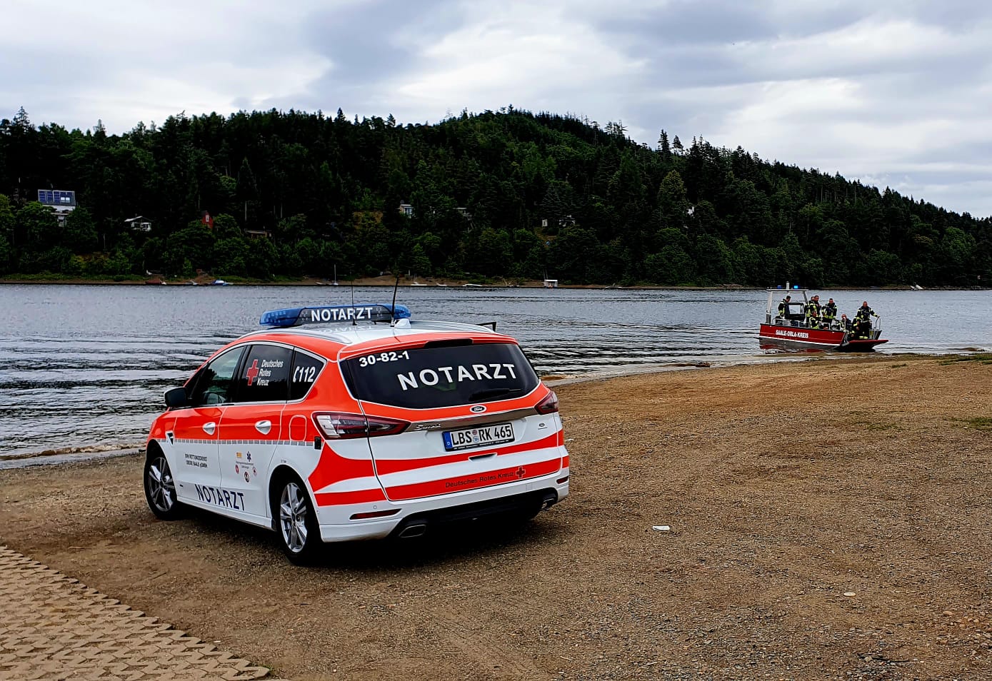 Notarzteinsatzfahrzeug am Strandbad Saalburg